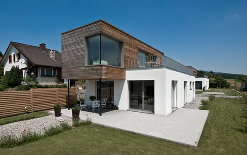 Verputzte Fassade mit Holz kombiniert an einem Renggli-Haus